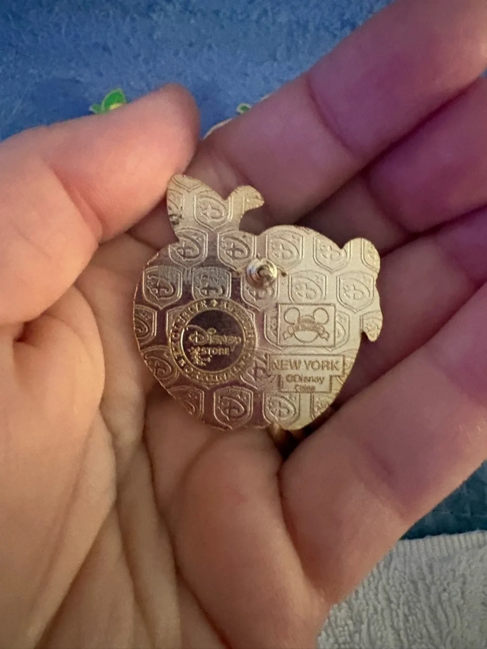 Disney Red &Green New York Apple Character Pin Set From Disney Store early 2000 - Picture 3 of 3